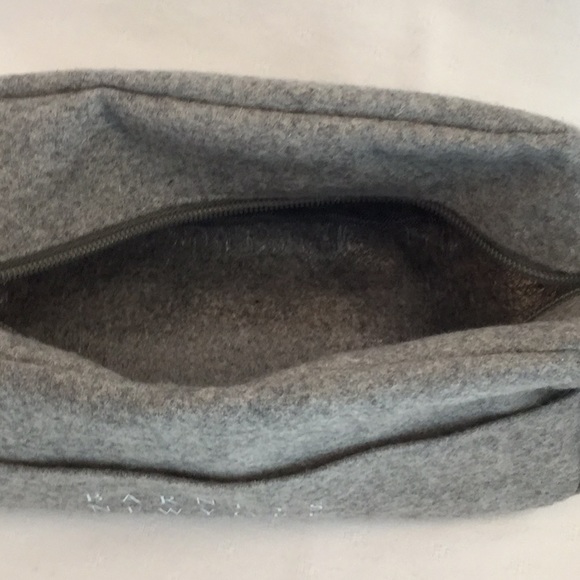 Barneys New York HANDSOME flannel travel Dopp bag - Picture 4 of 4